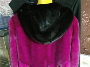 今年新款，穿了两次，现在胖了，实在没办法才转卖了，只能忍痛割爱了。
